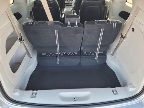 Used 2024 Chrysler Pacifica Touring-L FWD image 7