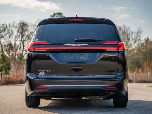 Used 2024 Chrysler Pacifica Touring-L image 6