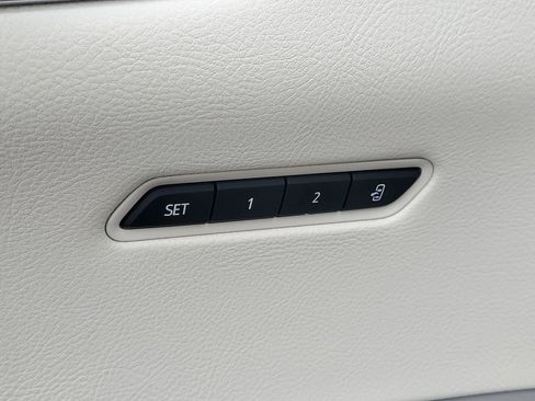 Certified 2022 Cadillac XT6 Premium Luxury w/ LPO, Floor Liner Package AWD/4WD image 25