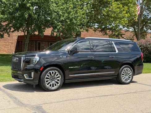 Used 2023 GMC Yukon XL Denali Ultimate AWD/4WD image 2