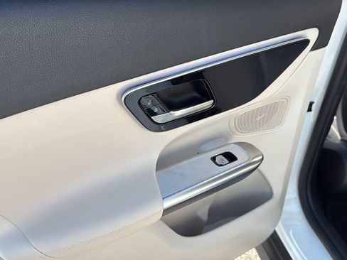 Used 2025 Mercedes-Benz GLC 300 image 23