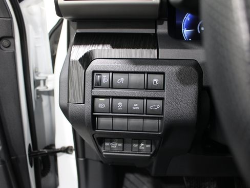 Used 2025 Toyota 4Runner Platinum AWD/4WD image 9