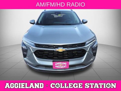 Used 2025 Chevrolet Trax LT w/ LT Convenience Package image 9