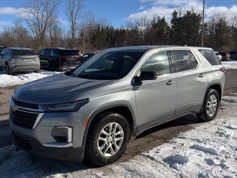 Used 2023 Chevrolet Traverse LS image 1