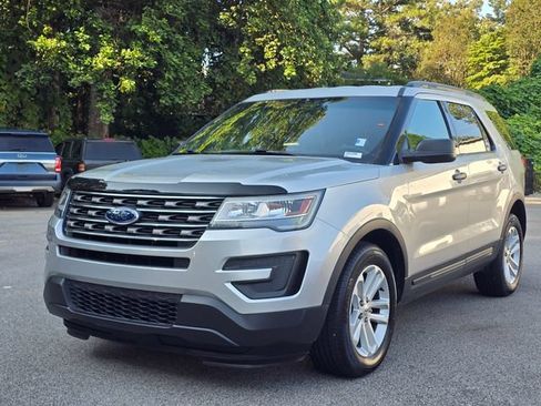 Used 2017 Ford Explorer FWD image 2