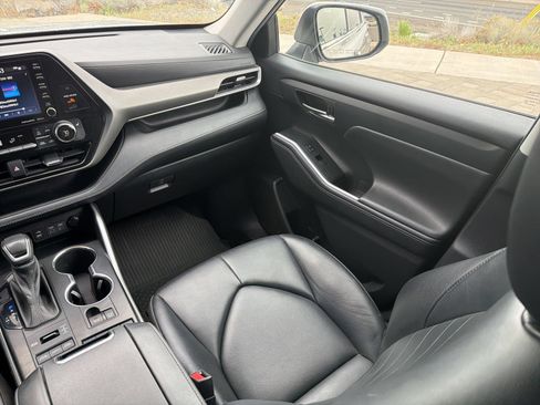 Used 2022 Toyota Highlander XLE AWD/4WD image 13