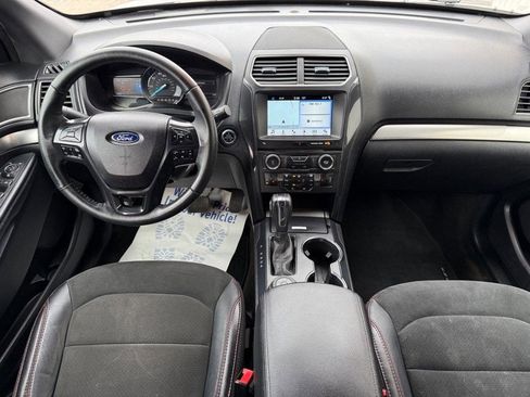 Used 2018 Ford Explorer XLT w/ XLT Appearance Package image 11