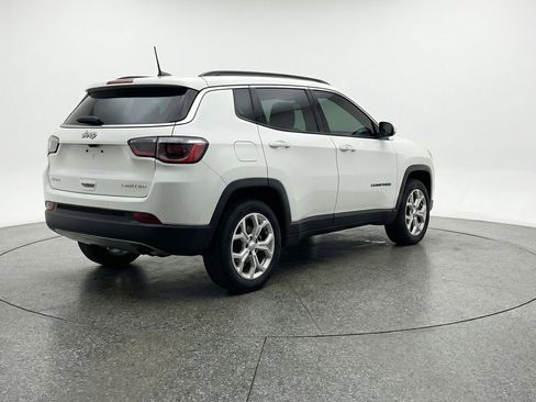 Used 2025 Jeep Compass Latitude AWD/4WD image 9