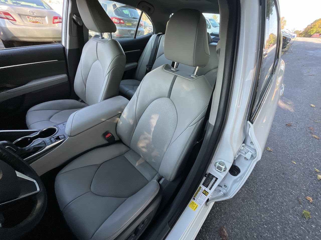Used 2021 Toyota Camry XLE w/ Cold Weather Package FWD image 5
