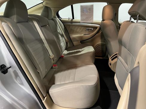 Used 2015 Ford Taurus SE image 31