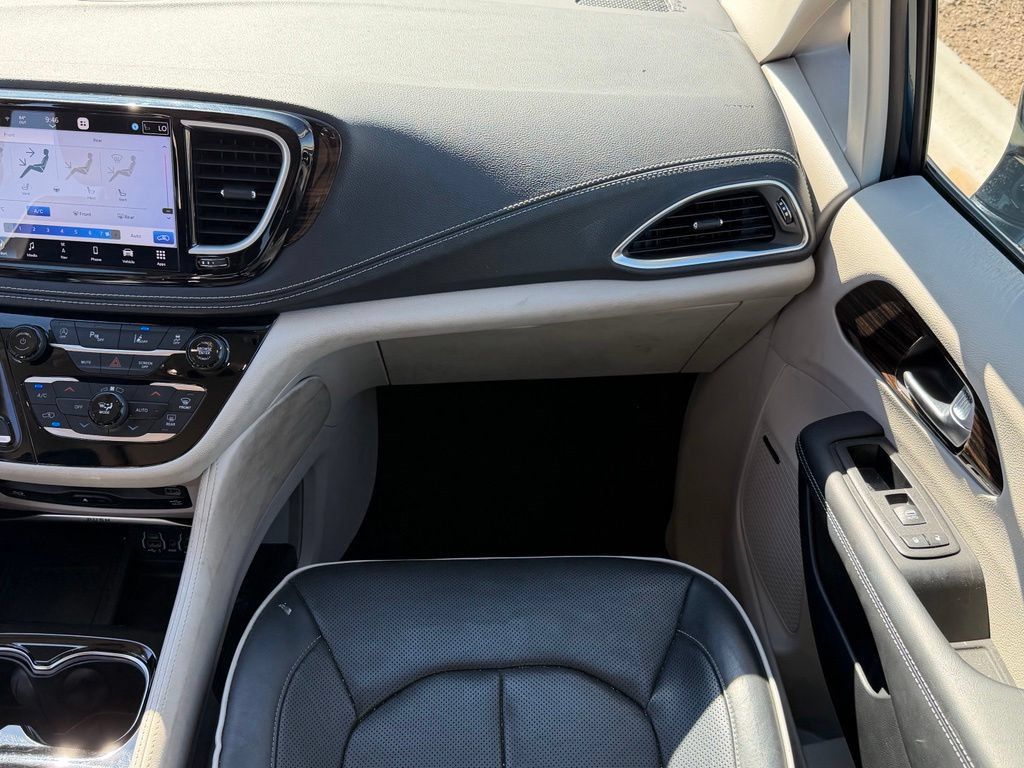 Used 2024 Chrysler Pacifica Limited w/ Uconnect Theater Family Group FWD image 21