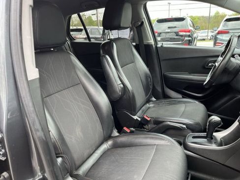 Used 2017 Chevrolet Trax LT w/ LT Convenience Package FWD image 26