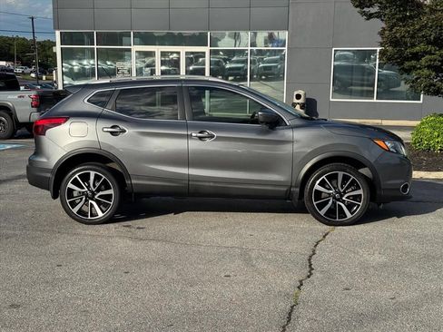 Used 2018 Nissan Rogue Sport SL w/ SL Premium Package FWD image 2
