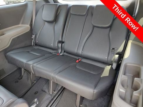 Used 2025 Kia Carnival FWD image 21