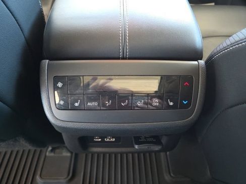 Used 2022 Nissan Pathfinder SL AWD/4WD image 19