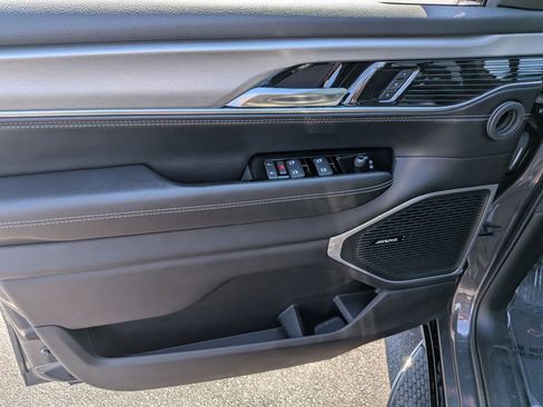 Certified 2024 Jeep Wagoneer L Series II AWD/4WD image 10