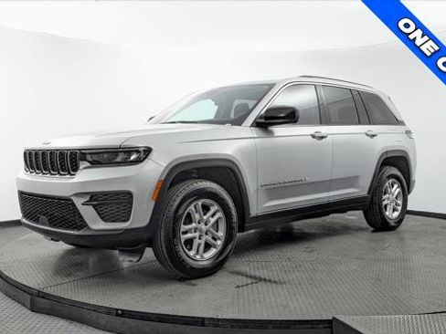 Used 2024 Jeep Grand Cherokee Laredo RWD image 2