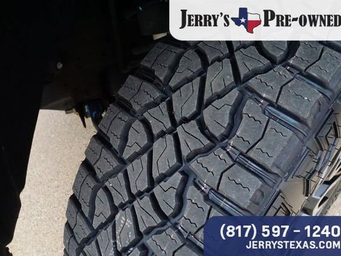 Used 2024 GMC Sierra 1500 AT4 w/ Technology Package AWD/4WD image 8