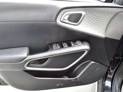 Used 2025 Kia Soul LX w/ LX Technology Package image 17