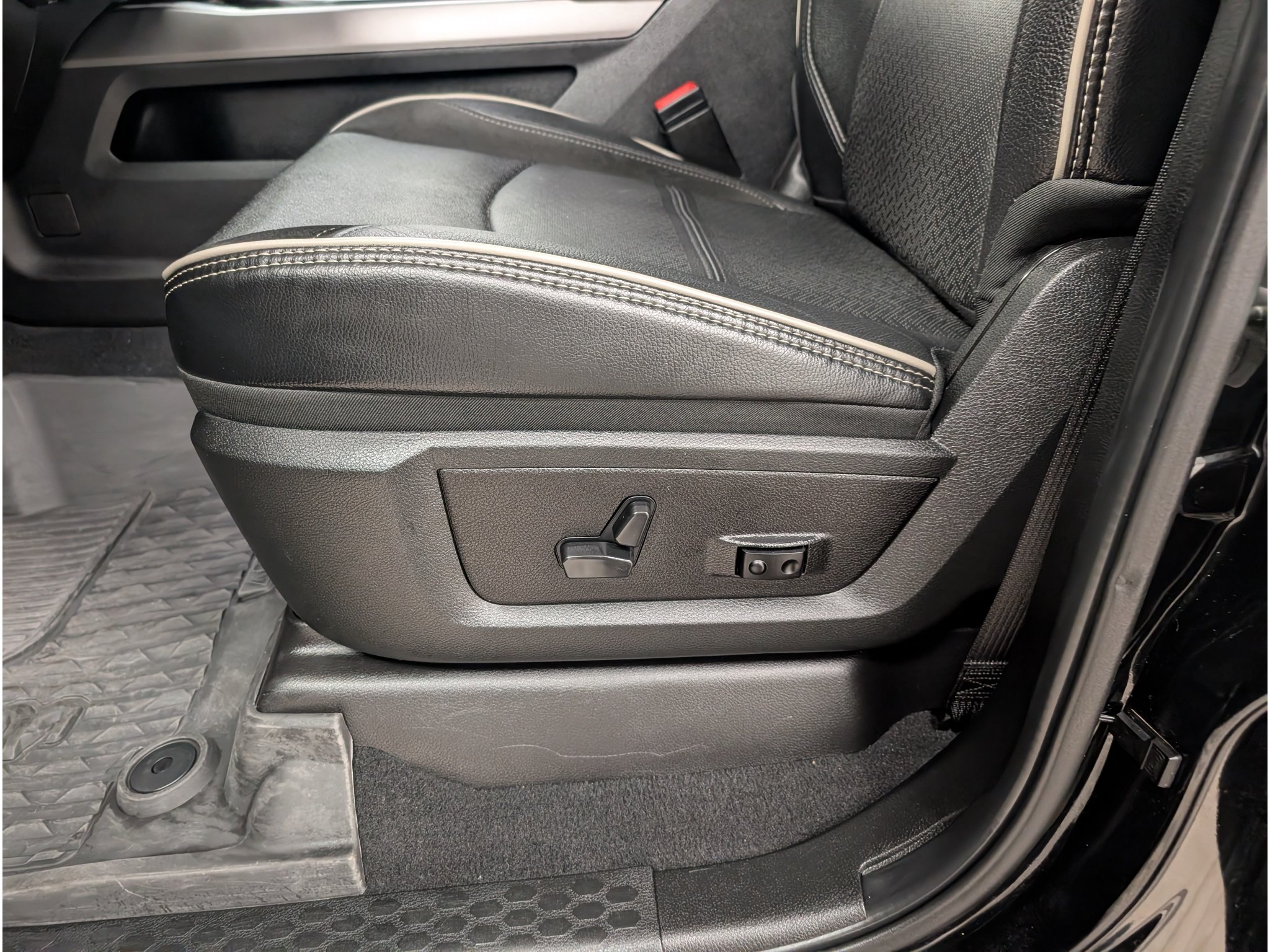 Used 2024 RAM 3500 Laramie w/ Night Edition AWD/4WD image 18