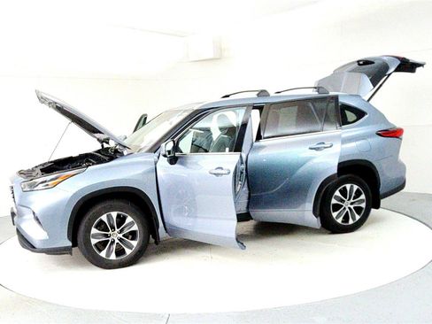 Certified 2022 Toyota Highlander XLE image 10