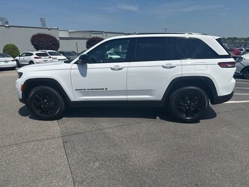 Used 2024 Jeep Grand Cherokee Altitude AWD/4WD image 5
