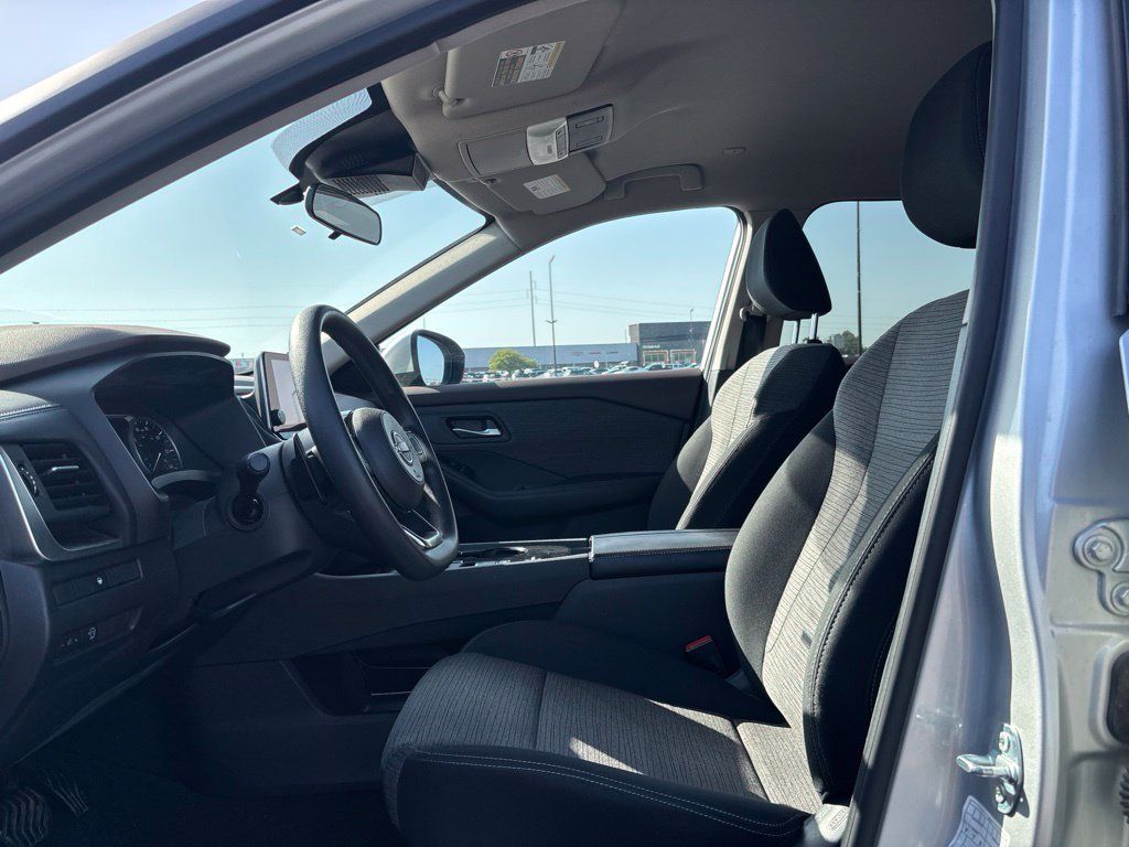 Used 2023 Nissan Rogue SV FWD image 9