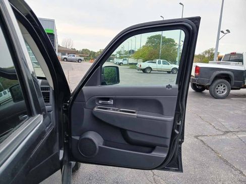 Used 2011 Jeep Liberty Renegade AWD/4WD image 12