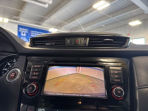 Used 2018 Nissan Rogue SV image 14