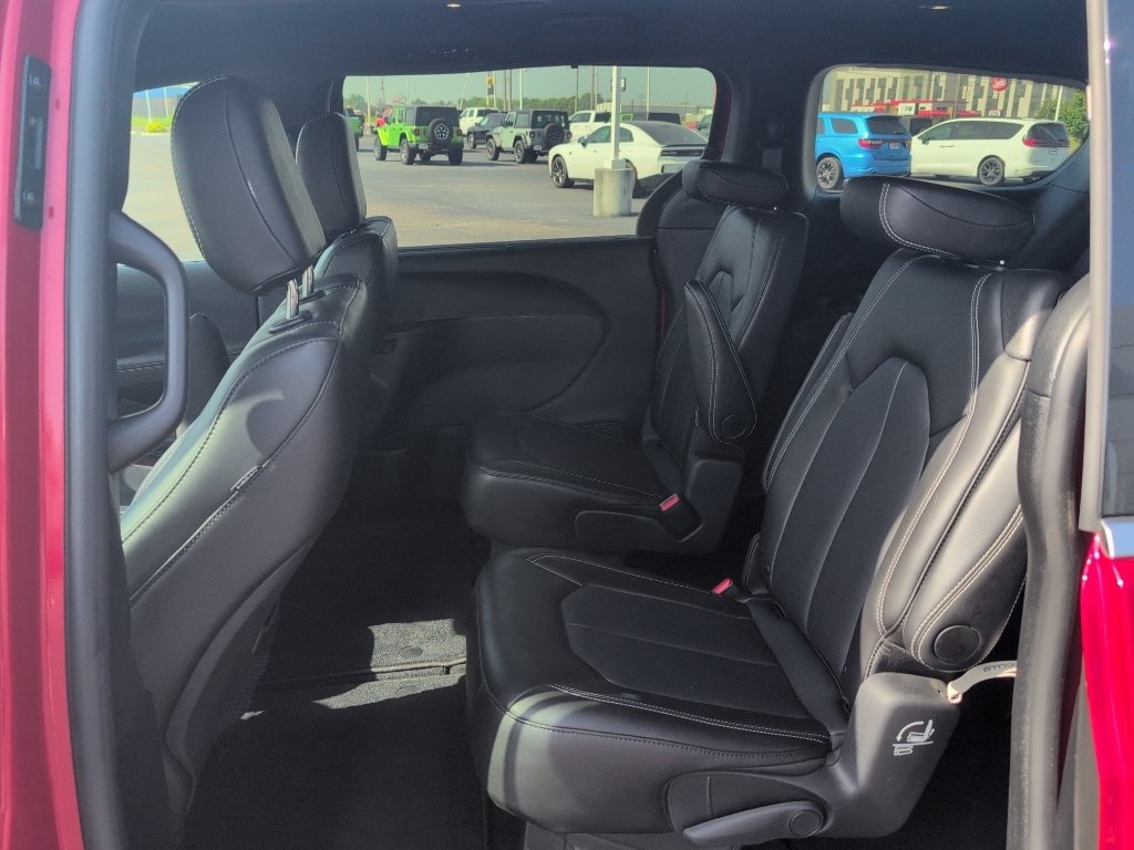 Used 2025 Chrysler Pacifica Select FWD image 17