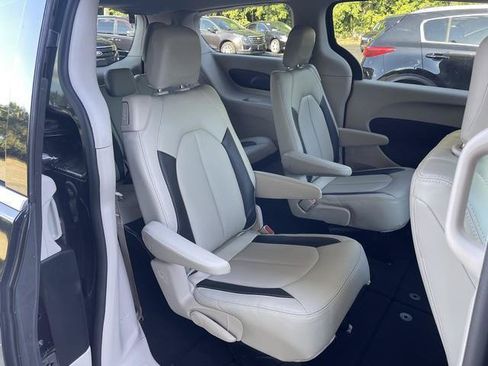 Used 2017 Chrysler Pacifica LX FWD image 17
