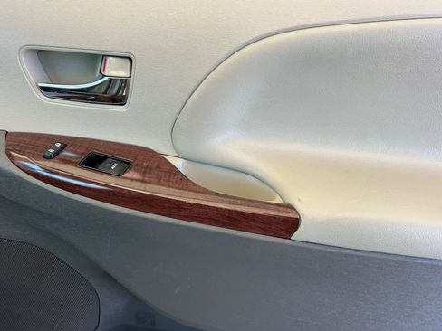 Used 2014 Toyota Sienna XLE FWD image 20