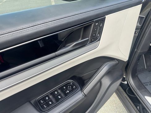 Certified 2025 Porsche Cayenne Coupe AWD/4WD image 23