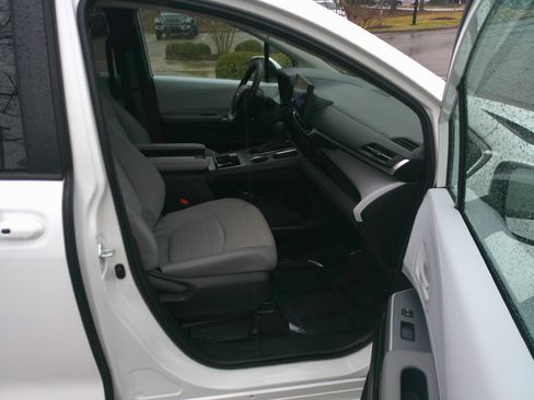 Used 2025 Toyota Sienna LE image 38