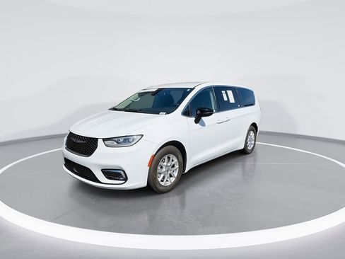 Used 2024 Chrysler Pacifica Touring-L image 4