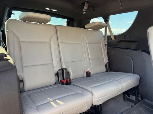 Used 2021 Chevrolet Suburban Z71 w/ Z71 Signature Package image 12