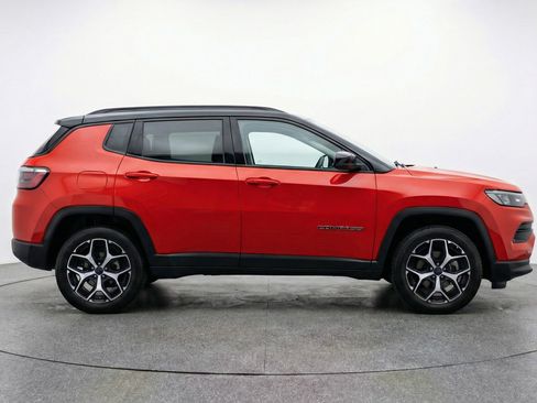 Used 2025 Jeep Compass Limited AWD/4WD image 11