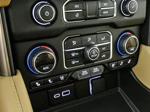 Used 2023 Chevrolet Suburban Premier image 15