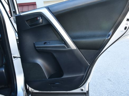 Used 2013 Toyota RAV4 XLE image 19