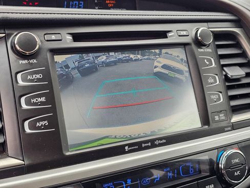 Used 2019 Toyota Highlander XLE AWD/4WD image 28