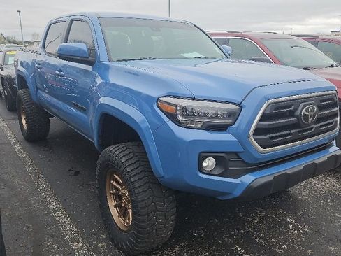 Used 2019 Toyota Tacoma SR5 AWD/4WD image 2