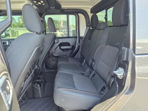 Used 2022 Jeep Gladiator Mojave AWD/4WD image 16