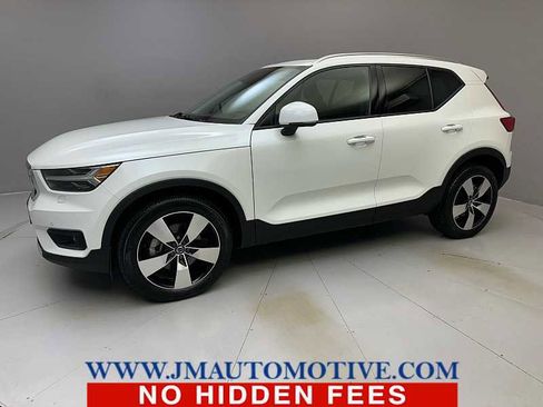 Used 2022 Volvo XC40 T5 Momentum w/ Premium Package image 1