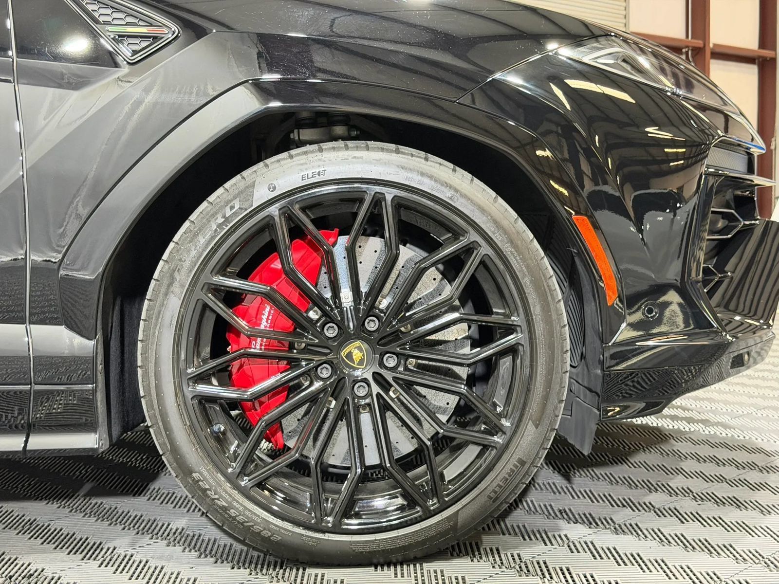 Used 2025 Lamborghini Urus SE AWD/4WD image 36