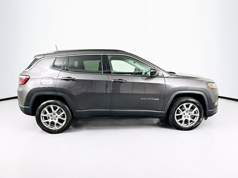 Used 2022 Jeep Compass Latitude image 10