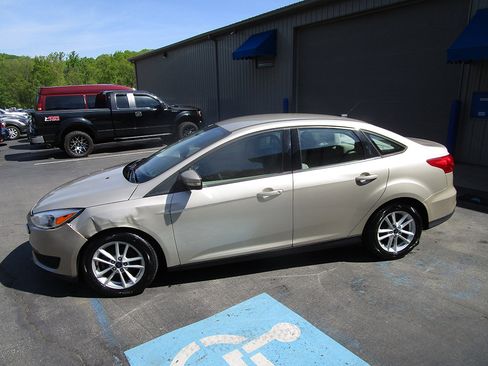 Used 2017 Ford Focus SE image 3