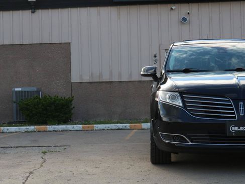Used 2019 Lincoln MKT AWD image 3