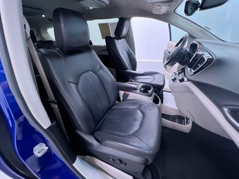 Used 2018 Chrysler Pacifica Touring-L Plus FWD image 36