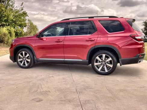 Used 2023 Honda Pilot Touring image 4