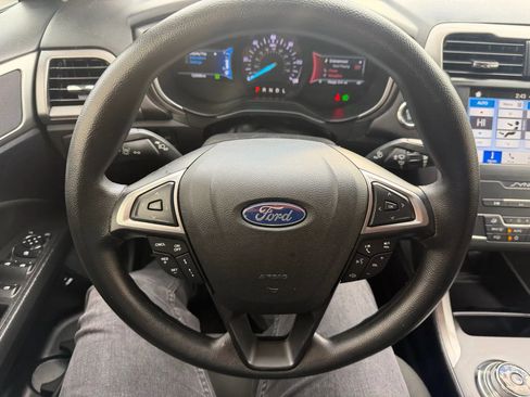 Used 2019 Ford Fusion SE image 12